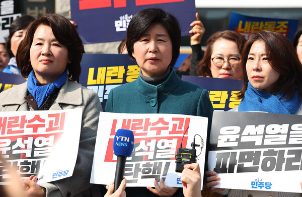 더불어민주당 백혜련 의원이 21일 서울 종로구 헌법재판소 앞에서 열린 민주당 여성위원회 주최 윤석열 대통령 탄핵 촉구 기자회견에 참석해 발언하고 있다. 2025.3.21. 연합뉴스