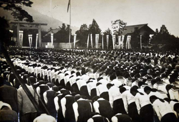 일제 강점기 조선의 학생들이 신사참배를 하고 있는 모습.