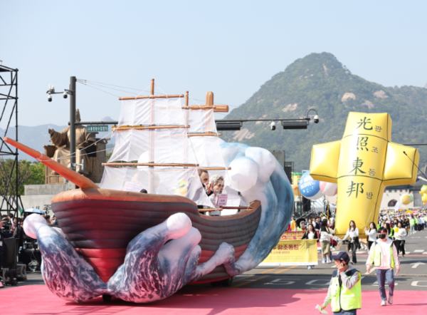 2023년 4월 9일 서울 광화문 광장에서 열린 부활절 퍼레이드. 언더우드와 아펜젤러 선교사가 타고 온 범선 모형을 앞세우고 참가자들이 행진하고 있다. 광조동방(光照東邦)이라고 적힌 십자가는 아펜젤러가 세운 배재학당 학생들이 1897년 성탄절에 세웠던 등(燈)을 재현한 것이다. (서울시 제공)