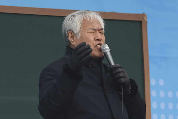 전광훈 사랑제일교회 목사가 16일 서울 세종로사거리 인근에서 열린 광화문 주일예배에서 설교하고 있다. 2025.3.16. 연합뉴스