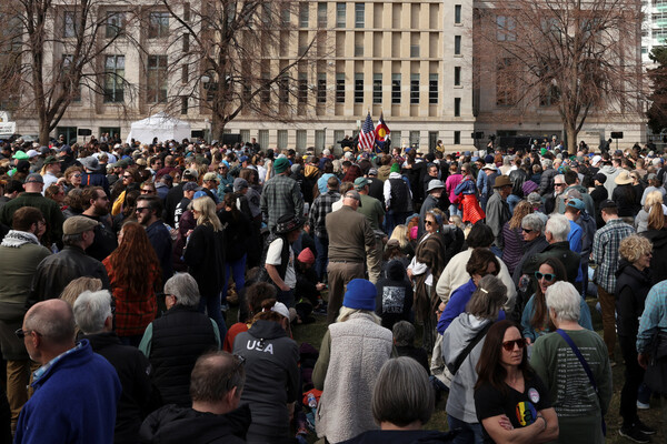 미국 콜로라도주 덴버에서 '소수 독재자들과의 투쟁' 집회가 열리고 있다. 2025. 03. 21 [로이터=연합뉴스]