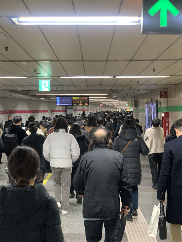 지난 17일 월요일 오전 잠실역에서 시민들이 발걸음을 옮기고 있다. 2025.3.17. 사진=김동현 시민기자