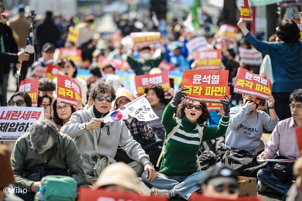 서울 종로구 헌법재판소 인근 안국역 1번 출구 앞에서 열린 촛불행동 주최 132차 촛불문화제에 참가한 시민들이 구호를 외치고 있다. 2025.3.22. 사진 이호 작가