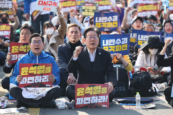 더불어민주당 이재명 대표와 박찬대 원내대표가 22일 서울 종로구 동십자각 앞에서 열린 야5당 공동 비상시국 범국민대회에서 구호를 외치고 있다. 2025.3.22. 연합뉴스