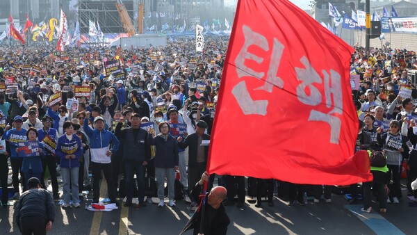 22일 서울 종로구 동십자각 앞에서 열린 윤석열 즉각퇴진·사회대개혁 16차 범시민대행진에서 참가자들이 구호를 외치고 있다. 2025.3.22.  연합뉴스