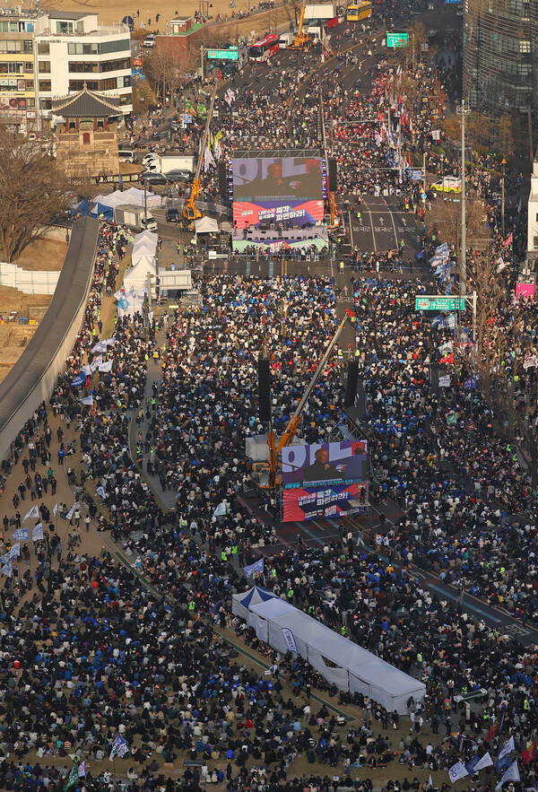 22일 서울 광화문 앞에서 윤석열 즉각퇴진·사회대개혁 16차 범시민대행진이 진행되고 있다. 2025.3.22. 연합뉴스