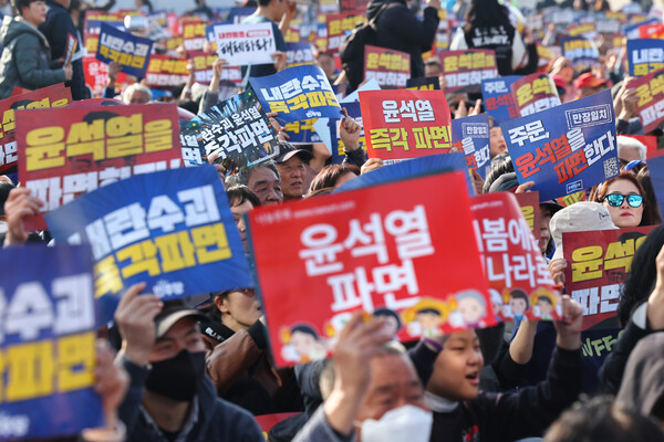 22일 서울 종로구 동십자각 앞에서 열린 윤석열 즉각퇴진·사회대개혁 16차 범시민대행진에서 참가자들이 구호를 외치고 있다. 2025.3.22.  연합뉴스