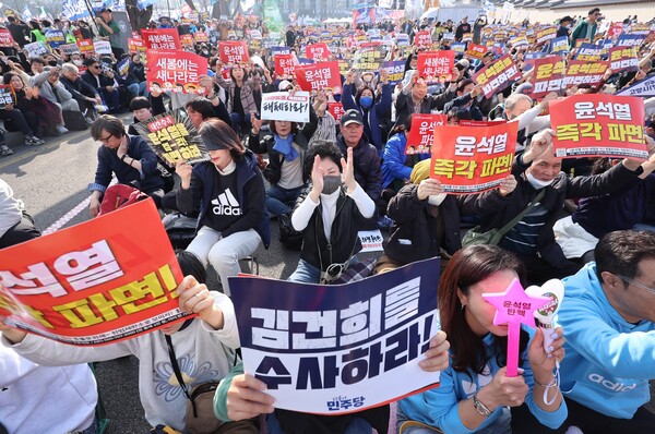 22일 서울 종로구 동십자각 앞에서 열린 윤석열 즉각퇴진·사회대개혁 16차 범시민대행진에서 참가자들이 구호를 외치고 있다. 2025.3.22.  연합뉴스