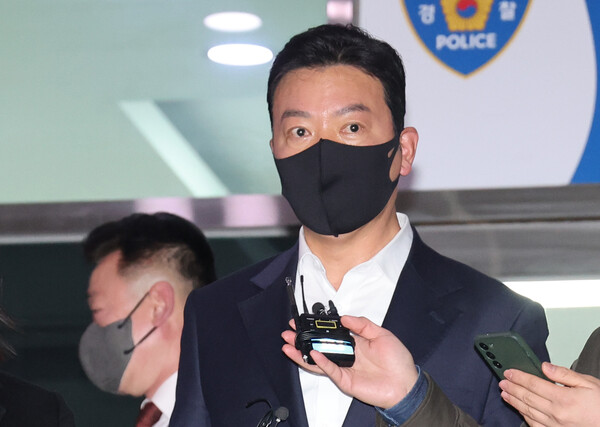 윤석열 대통령 체포 방해 혐의를 받는 대통령경호처 김성훈 차장(오른쪽)과 이광호 경호본부장이 21일 구속영장이 기각된 뒤 서울 남대문경찰서를 나서고 있다. 2025.3.21. 연합뉴스