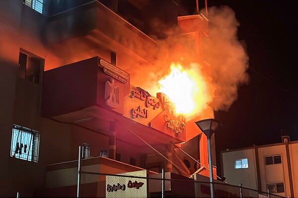 이스라엘군의 폭격을 받은 가자 남부 칸 유니스의 나세르 의료복합단지에서 화염과 연기가 치솟고 있다. 2025. 03. 23 [AFP=연합뉴스]