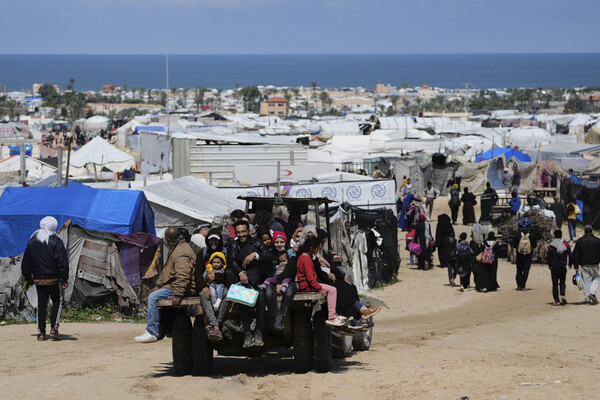  이스라엘군의 공격이 다시 시작된 가운데, 가자 남부 국경도시인 라파에서 팔레스타인 주민들이 피란길에 올랐다. 2025. 03. 23 [AP=연합뉴스]