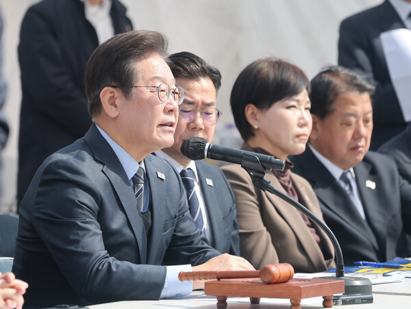 더불어민주당 이재명 대표가 24일 서울 종로구 경복궁역 부근 광화문 더불어민주당 천막당사에서 열린 최고위원회의에서 발언하고 있다. 2025.3.24. 연합뉴스