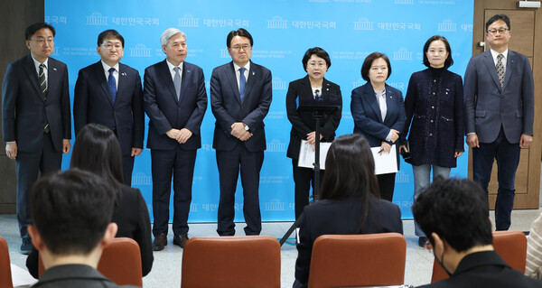 조국혁신당 김선민 당대표 권한대행과 의원들이 24일 국회 소통관에서 한덕수 국무총리에 대한 탄핵소추 기각과 관련해 기자회견을 하고 있다. 2025.3.24. 연합뉴스