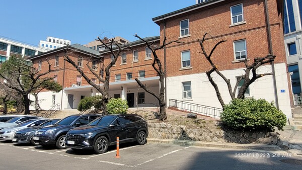 1912년 세워진 정신여학교 세브란스관. 전형적인 르네상스 건물로 세브란스가 서울에 지은 건물 중 가장 오래되고 유일하게 남아 있다. 2025. 3. 22 사진 = 황의원 시민기자