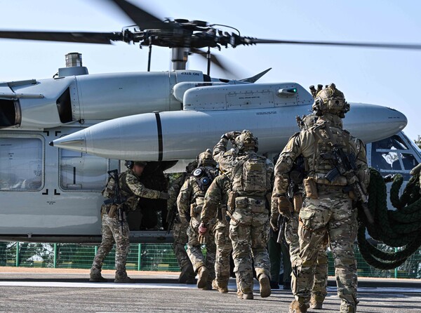 한미 연례 연합연습 '자유의 방패'이 진행된 11일 해군 특수전 전단 특임대원들이 서해 가거도 서북방 해상에서 대량살상무기 해양확산차단 훈련을 위해 육상기지에서 해상기동헬기 UH-60에 탑승하고 있다.  2025.3.11. [해군 제공] 연합뉴스 