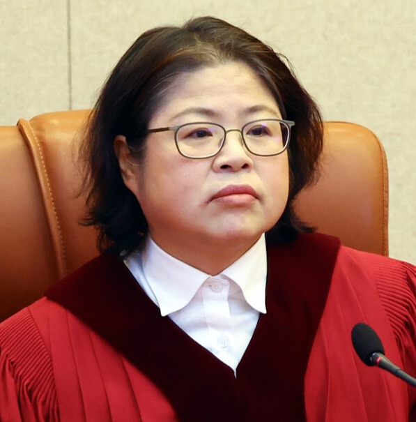 이창수 중앙지검장 등 검사 3인 및 최재해 감사원장에 대한 탄핵심판 선고가 열린 13일 서울 종로구 헌법재판소에서 김복형 헌법재판관이 입장해 자리하고 있다. 2025.3.13 [공동취재] 연합뉴스