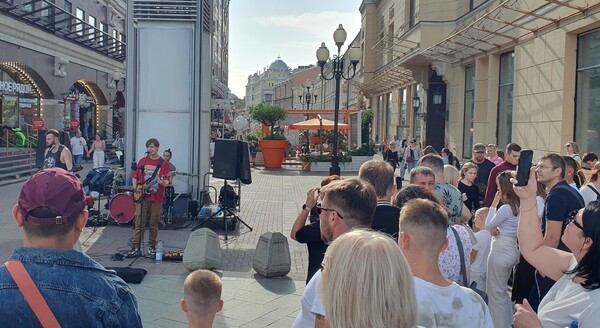 지난 25일(현지시간) 러시아 모스크바의 관광지 아르바트 거리에서 사람들이 음악가들의 공연을 구경하고 있다. 2024.8.27. 연합뉴스