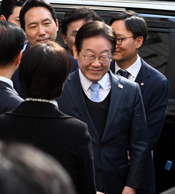 더불어민주당 이재명 대표가 26일 서울 서초구 서울고등법원에서 열린 공직선거법 위반 항소심에서 무죄를 선고받은 뒤 법정을 나서고 있다. 2025.3.26 [사진공동취재단] 연합뉴스