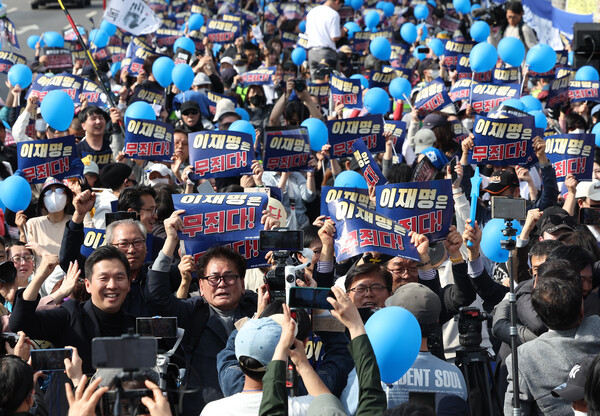 26일 서울 서초구 서울중앙지방법원 인근에서 더불어민주당 이재명 대표 지지자들이 이 대표 공직선거법 2심 재판에서 무죄가 선고되자 기뻐하고 있다. 2025.3.26 연합뉴스