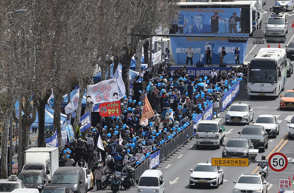 더불어민주당 이재명 대표의 공직선거법 2심 선고 공판을 앞둔 26일 서울 서초구 서울중앙지방법원 인근에서 지지자들이 집회를 열고 있다. 2025.3.26 연합뉴스
