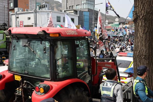 26일 서울 자하문로에서 시민사회단체연대회의 관계자들이 결의대회를 열고 윤석열 대통령 파면을 촉구하고 있다. 2025.3.26. 연합뉴스