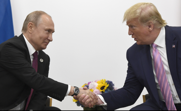 2019년 일본 오사카에서 열린 G-20 정상회담에서 러시아 푸틴 대통령과 악수하고 있는 트럼프 대통령. 연합뉴스