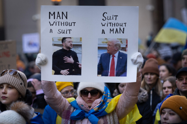 2025년 3월 2일 미국 시카고에서 열린 시위대가 우크라이나를 지지하기 위해 도심에서 집회를 열었다. 우크라이나 지지자들은 이날 집회에 참여해 도심을 행진하며 금요일에 있었던 볼로디미르 젤렌스키 우크라이나 대통령과 도널드 트럼프 미국 대통령, 그리고 JD 밴스 부통령의 오벌 오피스 회동에 대한 분노를 표출했다. 연합뉴스