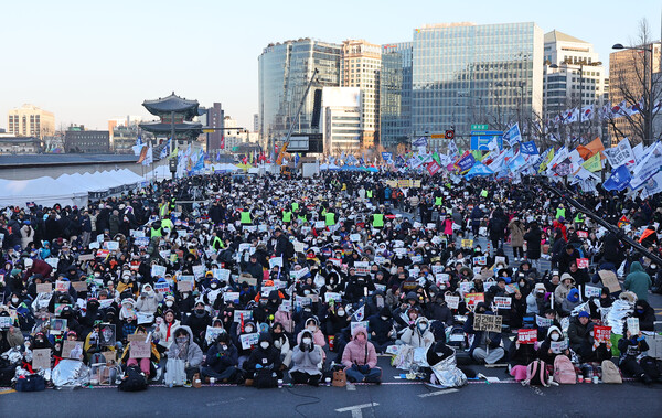 8일 서울 종로구 경복궁역 일대에서 열린 윤석열 대통령 즉각 퇴진 사회대개혁 비상행동 주최 10차 범시민대행진 집회에서 참가자들이 구호를 외치고 있다.2025.2.8. 연합뉴스