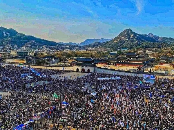 15일 서울 종로구 광화문 동십자각 앞에서 진행된 '100만 시민총집중의 날, 윤석열 즉각 퇴진 사회대개혁 15차 범시민대행진에 110만 시민이 모였다. 2025. 03. 15 [시민 페이스북}