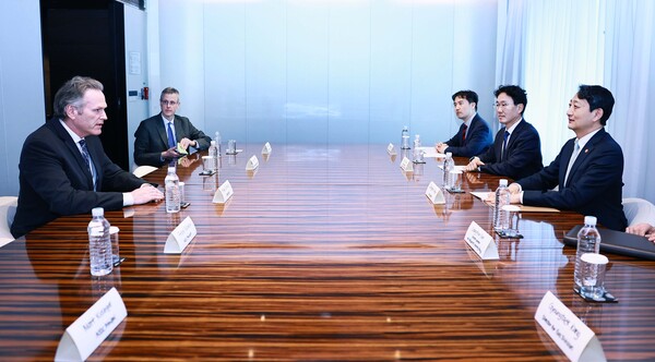 안덕근 산업통상자원부 장관이 25일 서울 중구 플라자호텔에서 마이크 던리비 미 알래스카 주지사와 대담하고 있다. 2025.3.25. 연합뉴스 