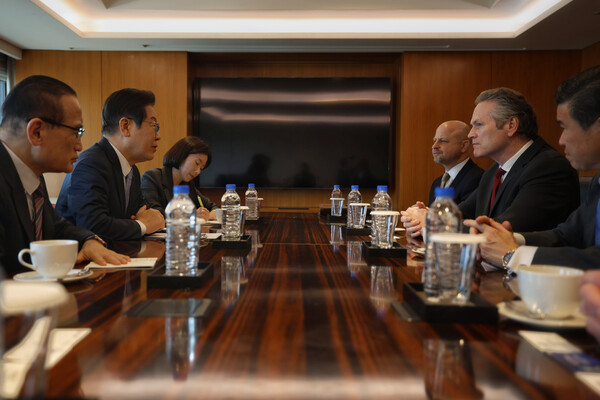 이재명 민주당 대표가 26일 마이크 던리비 미 알래스카 주지사와 환담하고 있다. 2025.3.26. 연합뉴스 