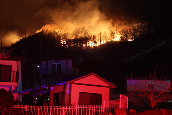 27일 오후 경남 산청군 시천면 야산에서 야간 산불이 확산하고 있다. 2025.3.27 [독자 제공. 재판매 및 DB 금지] 연합뉴스