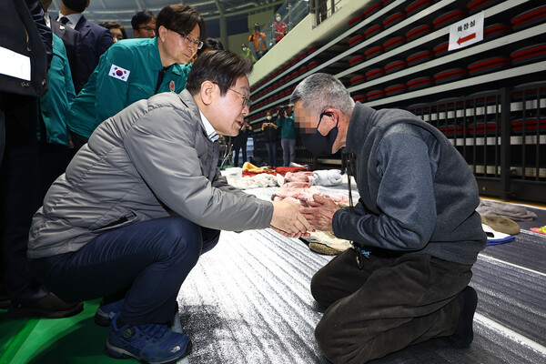 더불어민주당 이재명 대표가 26일 오후 경북 안동시 안동체육관에 마련된 산불 대피시설을 찾아 이재민을 위로하고 있다. 이 대표는 이날 공직선거법위반 혐의 항소심 무죄 선고 후 첫 일정으로 이곳을 찾았다. 2025.3.26 [공동취재] 연합뉴스