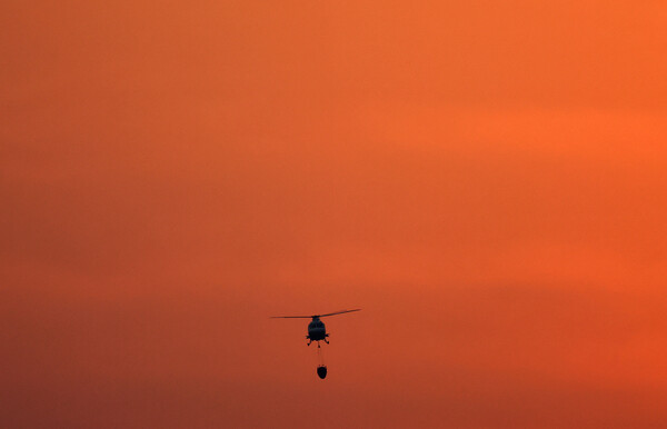 26일 경북 청송군 청송읍에서 산불 진화 헬기가 청송으로 번진 산불을 끄기 위해 진화 작업을 벌이고 있다. 2025.3.26.  연합뉴스