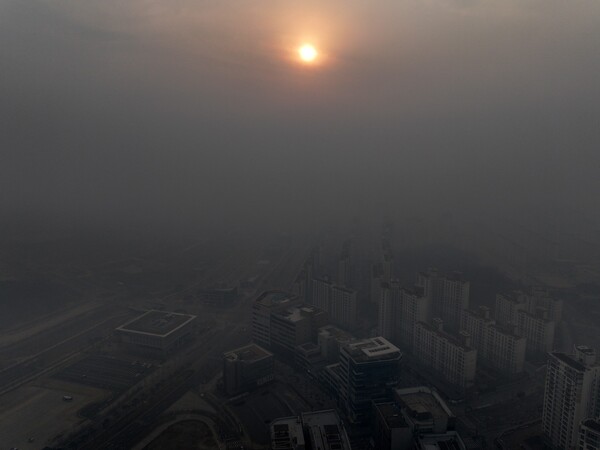 26일 오후 경북 안동시와 예천군 일대가 산불 연기로 회색빛 하늘을 보이고 있다. 2025.3.26. 연합뉴스