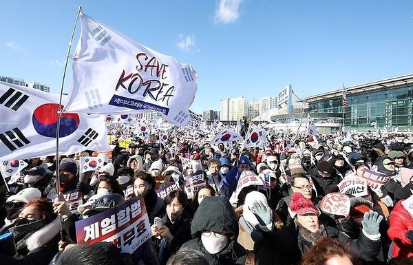 지난 2월8일 오후 동대구역 광장에서 개신교 단체 ‘세이브코리아’가 국가비상기도회를 열고 윤석열 대통령 탄핵에 반대하며 석방을 촉구하고 있다. 연합뉴스