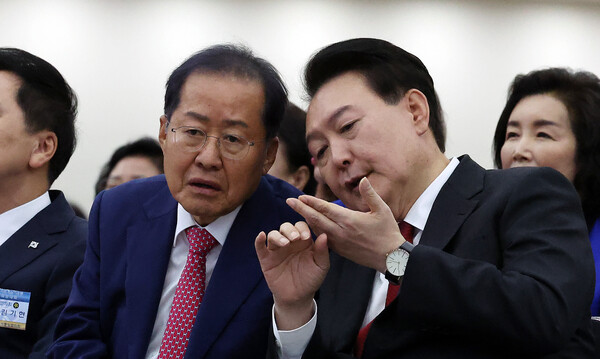 윤석열 대통령이 7일 대구 엑스코에서 열린 2023년 바르게살기운동 전국회원대회에서 홍준표 대구 시장과 대화하고 있다. 2023.11.7 [대통령실통신사진기자단] 연합뉴스