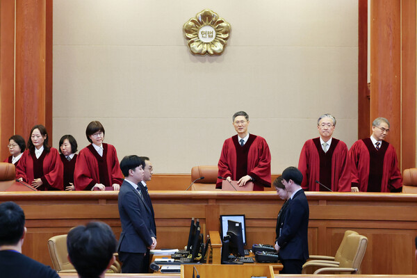 한덕수 국무총리의 탄핵심판 선고 날인 24일 서울 종로구 헌법재판소 심판정에 문형배 헌법재판소장 권한대행을 비롯한 재판관들이 입장하고 있다. 헌재는 이날 한 총리에 대한 국회의 탄핵소추를 기각했다. 2025.3.24 [공동취재] 연합뉴스