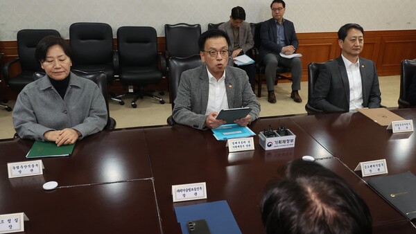  최상목 부총리 겸 기획재정부 장관이 30일 정부서울청사에서 긴급현안 관련 경제관계 장관 간담회를 하고 있다. 2025.3.30. 연합뉴스