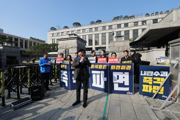 윤석열 대통령에 대한 탄핵 심판 선고를 앞둔 31일 서울 종로구 헌법재판소 앞에서 더불어민주당 이병진 의원이 탄핵 촉구 발언을 하고 있다. 2025.3.31. 연합뉴스