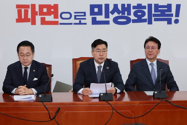 더불어민주당 박찬대 원내대표가 30일 서울 여의도 국회에서 한덕수 대통령 권한대행 겸 국무총리에게 마은혁 헌법재판관 후보자를 임명할 것을 촉구하고 있다. 박 원내대표는 "한 총리가 4월 1일까지 헌법수호 책무를 이행하지 않는다면, 민주당은 중대 결심을 할 것"이라고 밝혔다. 2025.3.30. 연합뉴스