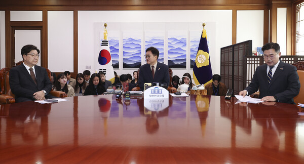 우원식 국회의장(가운데)이 31일 서울 여의도 국회에서 정부의 '10조 필수추경' 방안 등을 논의하기 위한 여야 원내대표 회동을 주재하고 있다. 2025.3.31. 연합뉴스