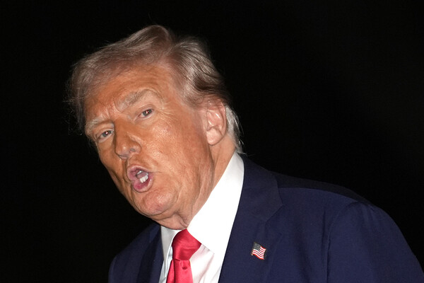 도널드 트럼프 미국 대통령이 30일 자신의 사저가 있는 플로리다주에서 돌아와 백악관의 사우스 론을 걷고 있다. 2025. 03. 30 [UPI=연합뉴스]