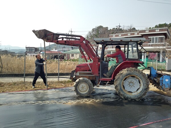 마을농장관리자 일터가 될 ‘우해이어보체험텃밭’을 함께 일구고 있는 율티리 김정주이장과 율티어촌계 이상율계장