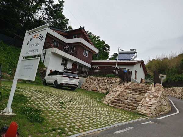 임실의 마을들을 먹여살리는 ‘임실치즈’가 처음 시작된 ‘전북임실산양협동조합 치즈가공장’