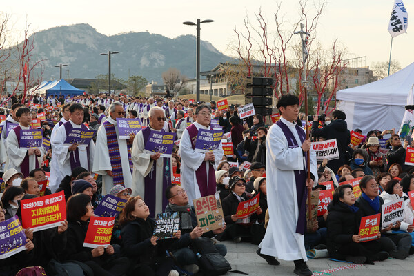 31일 서울 종로구 열린송현녹지광장에서 천주교정의구현전국사제단 주최로 열린 '윤석열에 대한 헌법재판소의 조속한 파면선고를 촉구하는 시국미사'에서 신부님들이 줄지어 입장하고 있다. 2025.3.31 연합뉴스