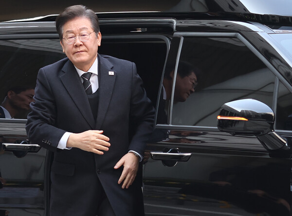 더불어민주당 이재명 대표가 1일 서울 서초구 서울중앙지법에서 열린 '대장동·위례·백현동·성남FC 사건' 1심 공판에 출석하기 위해 차에서 내리고 있다. 2025.4.1 연합뉴스