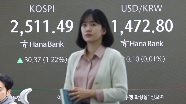 1일 오전 서울 중구 하나은행 본점 딜링룸 현황판에 코스피, 원/달러 환율이 표시돼 있다. 2025.4.1. 연합뉴스