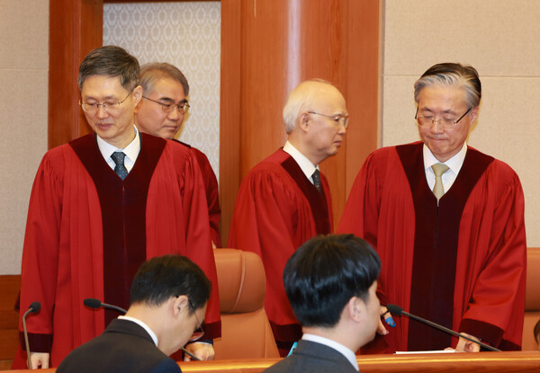 문형배 헌법재판소장 권한대행 등 헌재 재판관들이 24일 서울 종로구 헌법재판소에서 열린 한덕수 국무총리 탄핵 심판 선고를 위해 대심판정으로 들어서고 있다. 2025.3.24 [공동취재] 연합뉴스