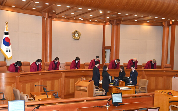 이창수 중앙지검장 등 검사 3인 및 최재해 감사원장에 대한 탄핵심판 선고가 열린 13일 서울 종로구 헌법재판소 심판정에서 재판관들이 인사하고 있다. 왼쪽부터 정계선, 김복형, 정정미, 이미선, 문형배, 김형두, 정형식, 조한창 헌재 재판관. 2025.3.13 [공동취재] 연합뉴스